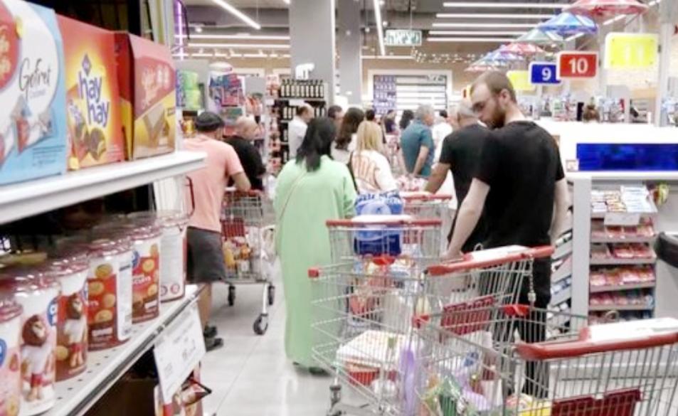 Warga Israel panik, sekolah ditutup, dan RS pindah ke ruang bawah tanah, warga Israel menyerbu supermarket usai peringatan serangan balasan Iran.