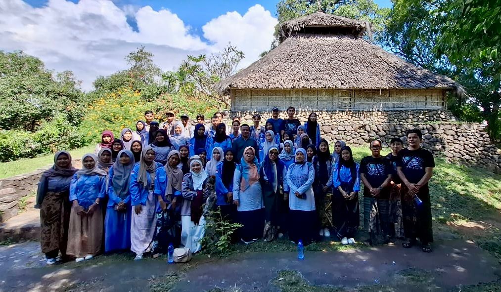 Mahasiswa Mahasiswa Program Studi Pendidikan Matematika, Universitas Hamzanwadi, Lombok Timur menggelar kegiatan Kuliah Lapangan Etnomatematika dan Pembelajaran Kontekstual.