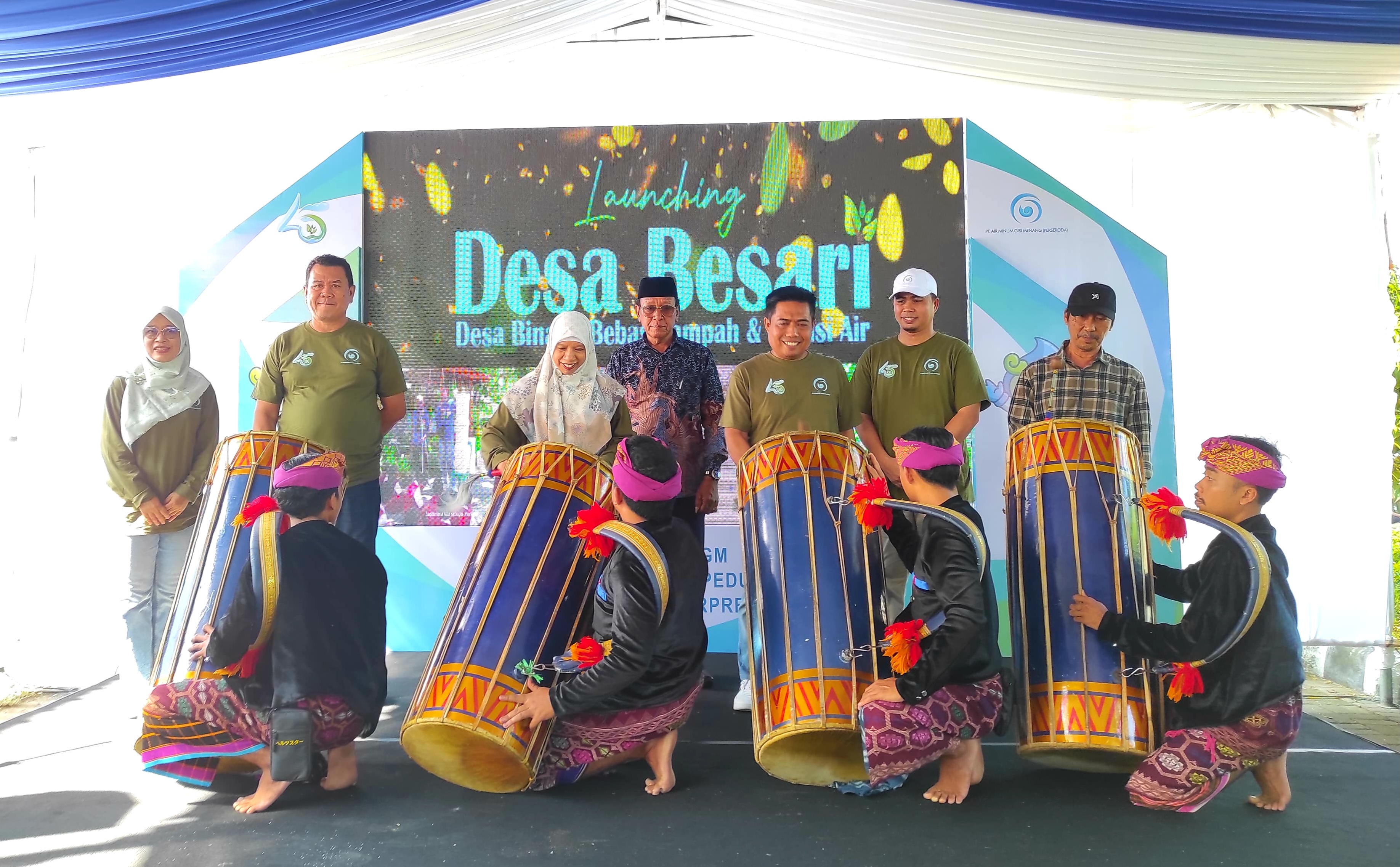 PROGRAM DESA BERSIH: Wakil Bupati Lobar Nurul Adha (tiga dari kiri) bersama Dirut PTAM Giri Menang H Sudirman (tiga dari kanan) bersama pejabat lainnya saat meresmikan Desa Besari, Sabtu (14/6).