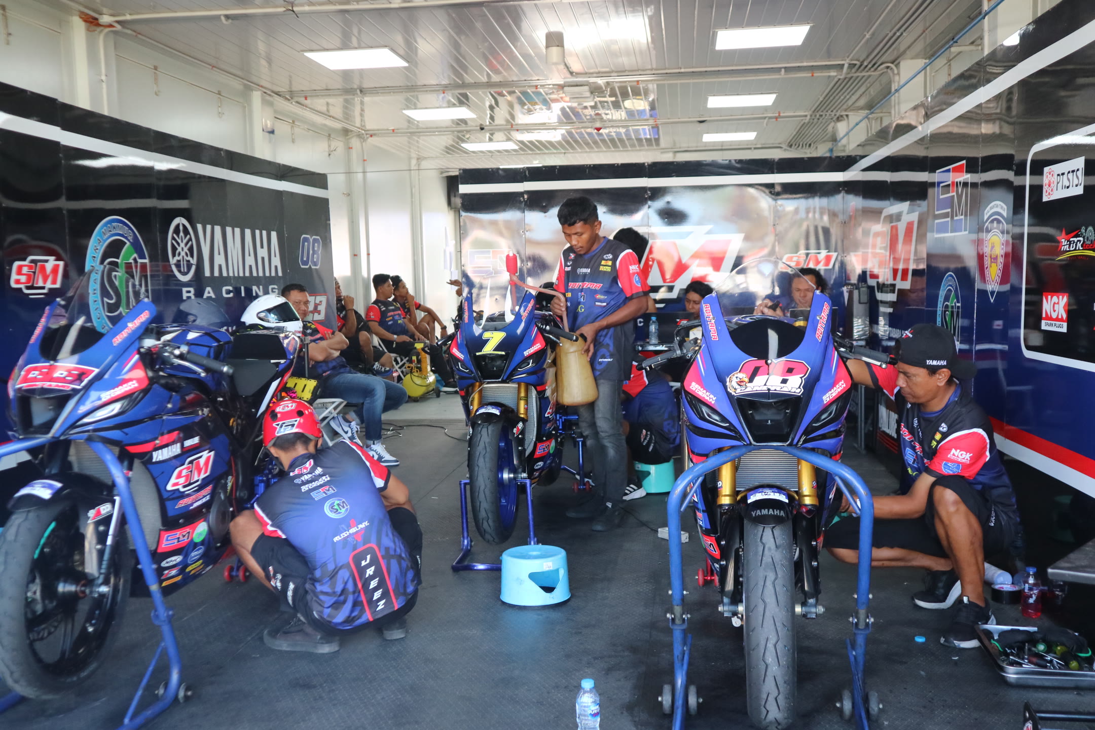 Tim mekanik persiapkan motor balap yang akan dipakai pembalap di ajang Idemitsu bLU cRU Yamaha Sunday Race di Sirkuit Internasional Mandalika, Lombok Tengah, Sabtu (14/6) siang.