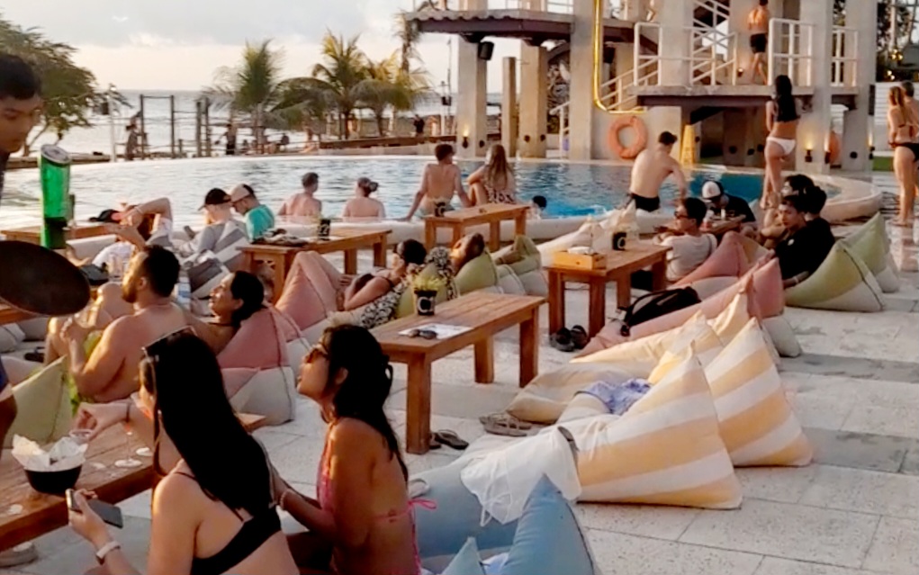SEDANG HITS: Sejumlah wisatawan saat bersantai di Rabbit Jump Beach Club Gili Trawangan.