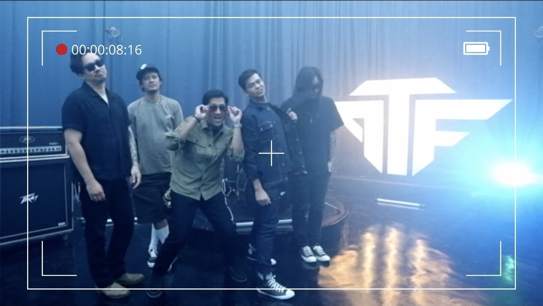 ATF pun sukses menyulap lagu lawas menjadi versi rock yang segar, tanpa menghilangkan esensi emosional dari lirik aslinya.