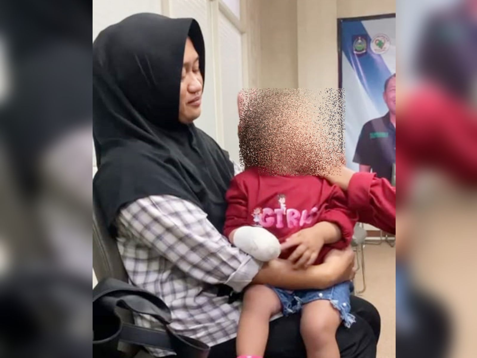 Marlina (kiri) saat bersama sang buah hati, Arumi.
