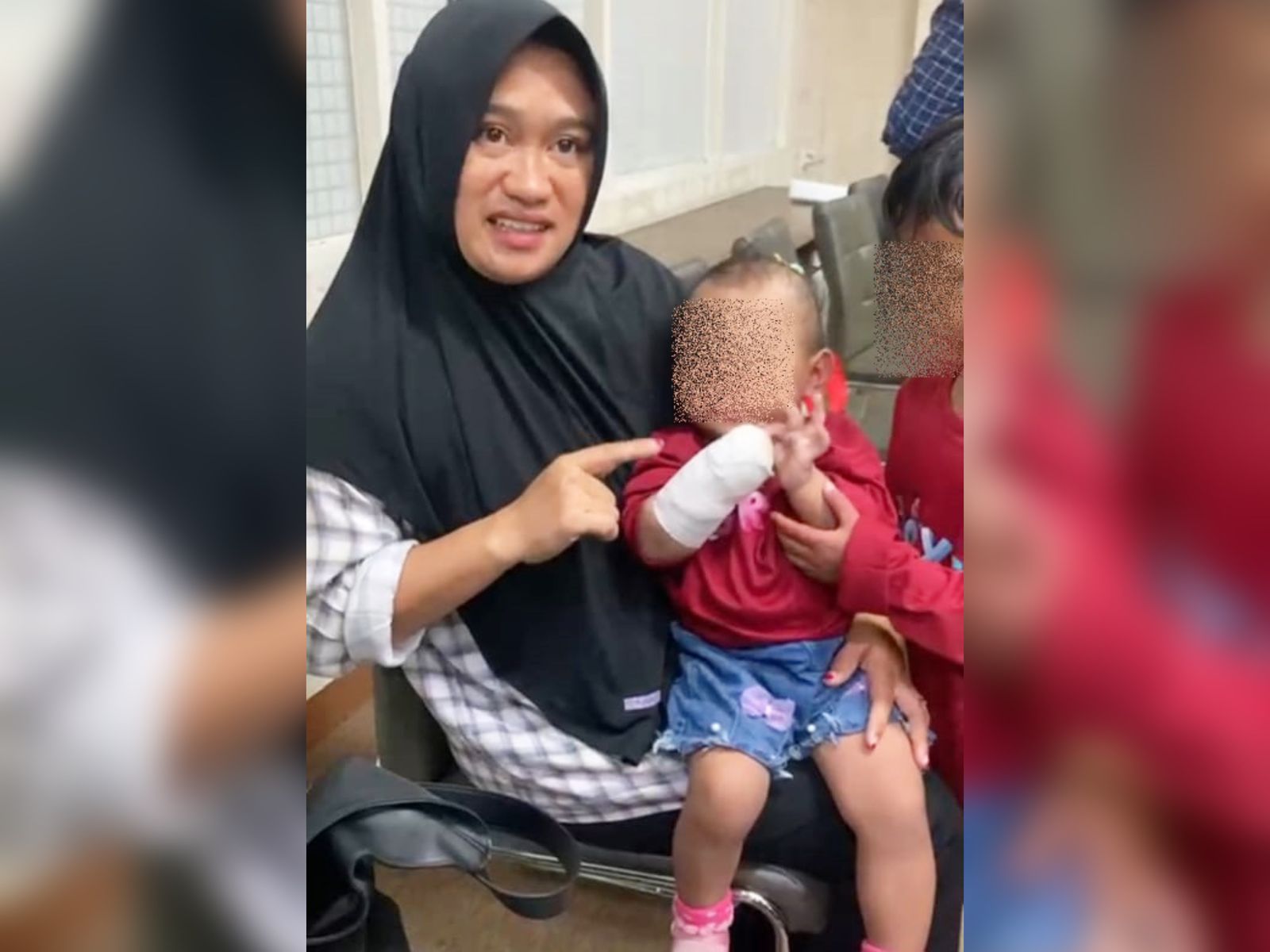 Sambil memangku Arumi, sang buah hati, Marlina memberikan keterangan di hadapan awak media, di RSUP NTB, Jumat (13/6).