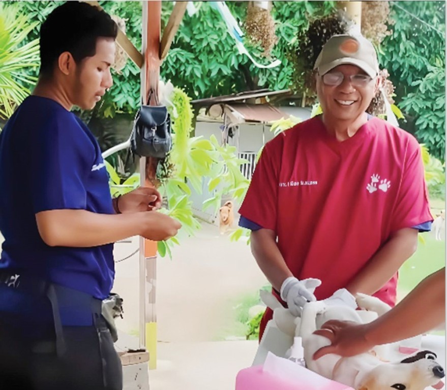 SPESIALIS HEWAN: drh I Gde Sudiana tengah menangani seekor anjing di kliniknya, Kota Mataram, beberapa waktu lalu.