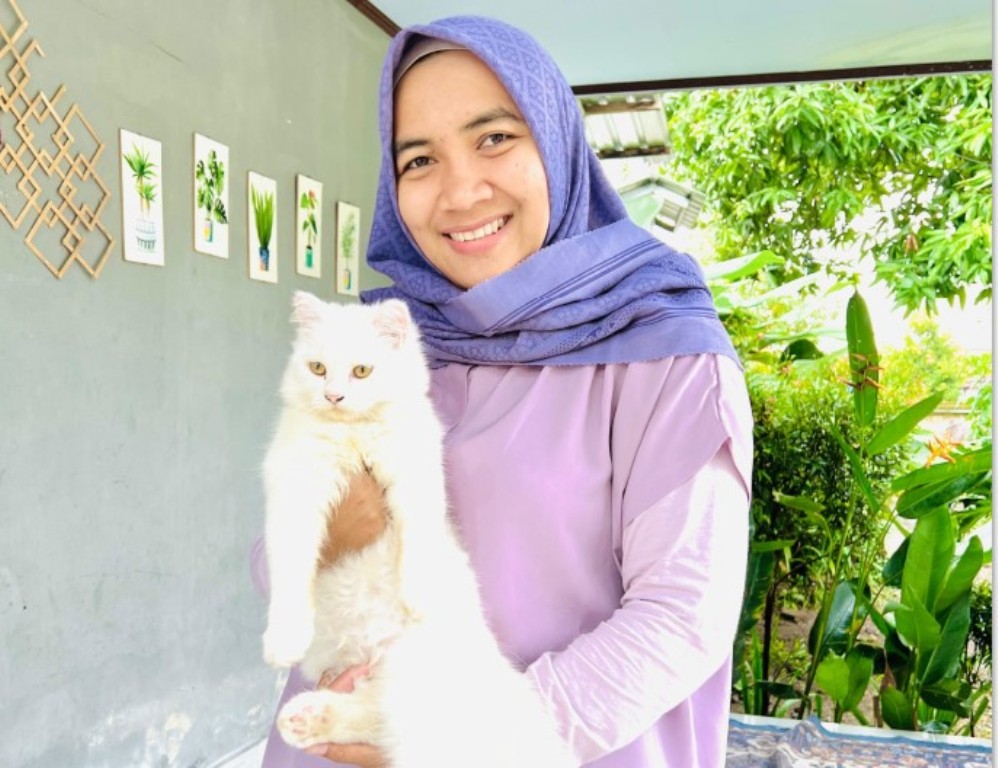 PENCINTA KUCING: Ema Widiati, salah seorang pencinta kucing di Lombok Tengah. Dia memiliki tiga ekor kucing yang dipelihara.