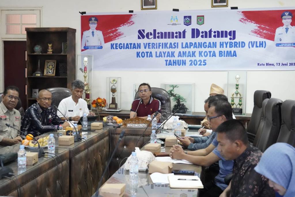 VERIFIKASI LAPANGAN: Wakil Wali Kota Bima Feri Sofiyan menyambut tim Deputi Bidang Perlindungan Anak Kemen PPA, Jumat (13/6).