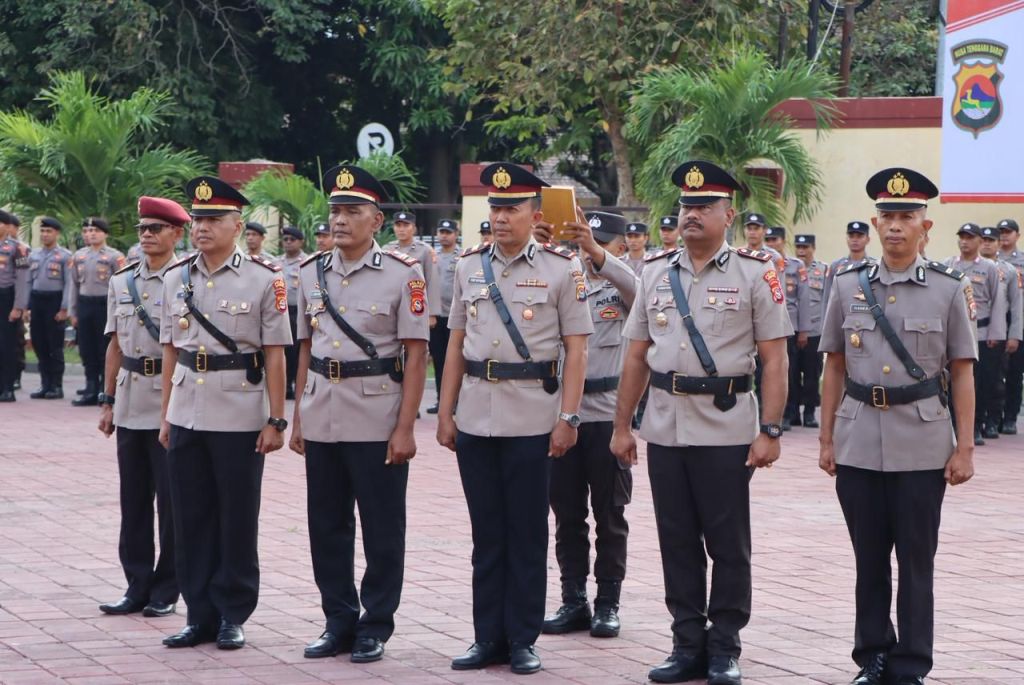 SERTIJAB: Lima pejabat mengikuti sertijab di lapangan Wicaksana Laghawa Polres Sumbawa, Jumat (13/6).&nbsp;