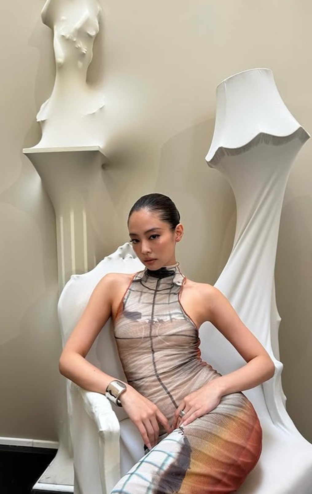 Pemotretan terbaru jennie blackpink bareng brand jean paul gaultier bikin cewek-cewek jadi iri