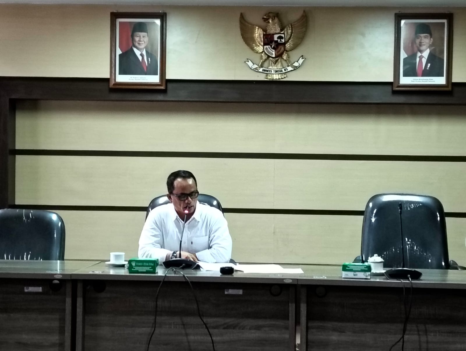 PIMPIN HEARING: Sekretaris Komisi IV DPRD NTB Hasbullah Muis Konco memimpin hearing dengan perwakilan warga yang menyuarakan penambangan ilegal di Sekotong, belum lama ini.