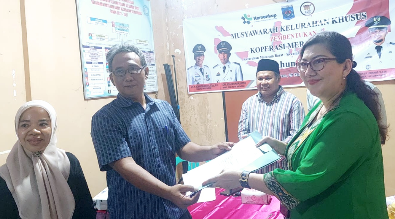 MUSKEL: Kepala Disperinkop UKM Kota Mataram M.Ramadhani (dua dari kanan) menyaksikan kesepakatan pengurus membentuk KPM di Kelurahan Mataram Barat, Kecamatan Selaparang, Kota Mataram.