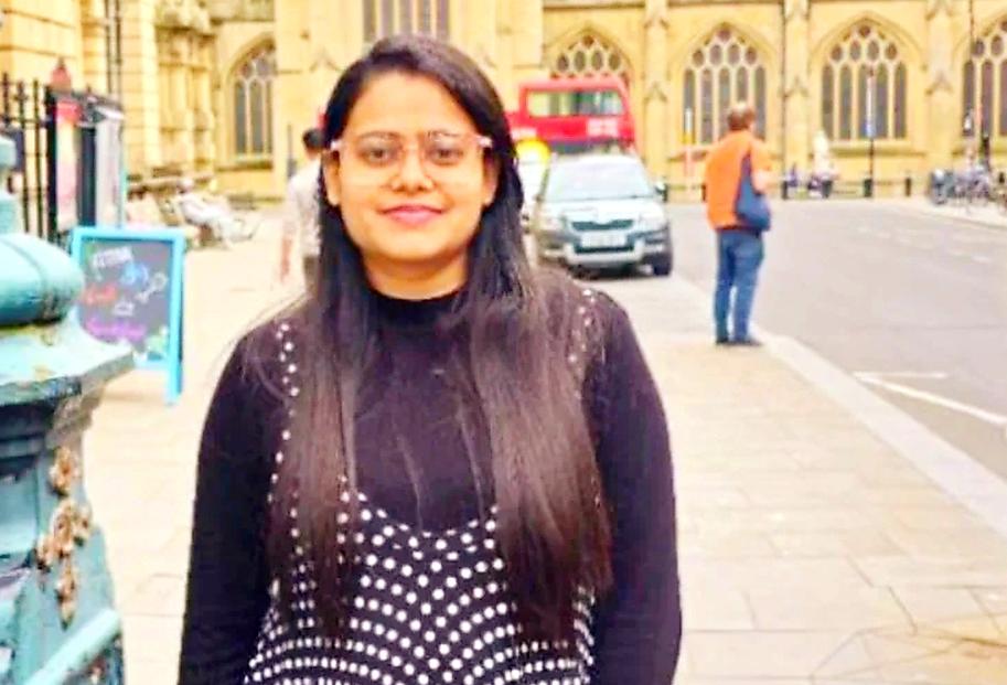 Bhoomi Chauhan, 28 tahun merupakan seorang mahasiswi asal India yang secara mengejutkan selamat dari kecelakaan pesawat Air India pada Kamis (12/6/2025).