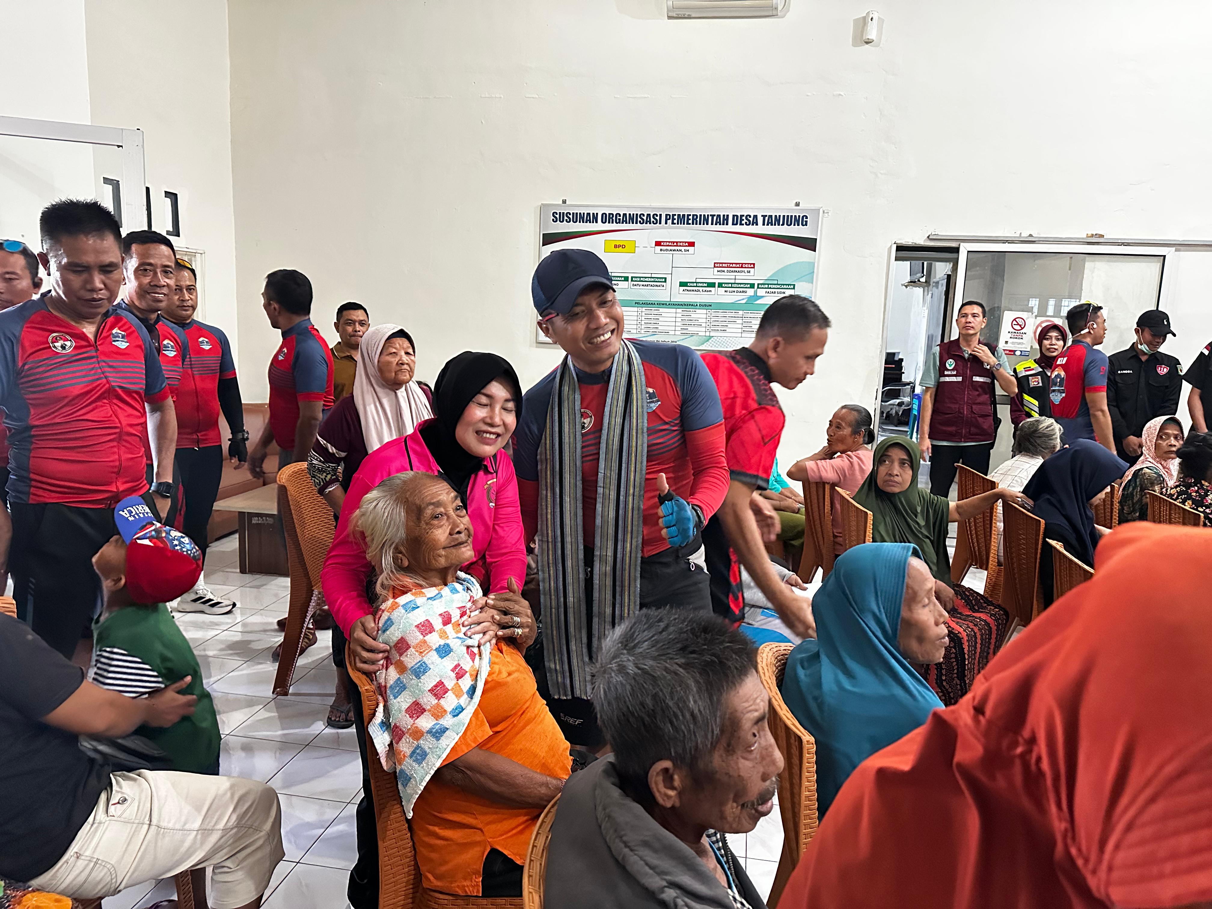 Bakti sosial untuk lansia yang digelar Polres Lombok Utara di Tanjung, Sabtu (14/6).