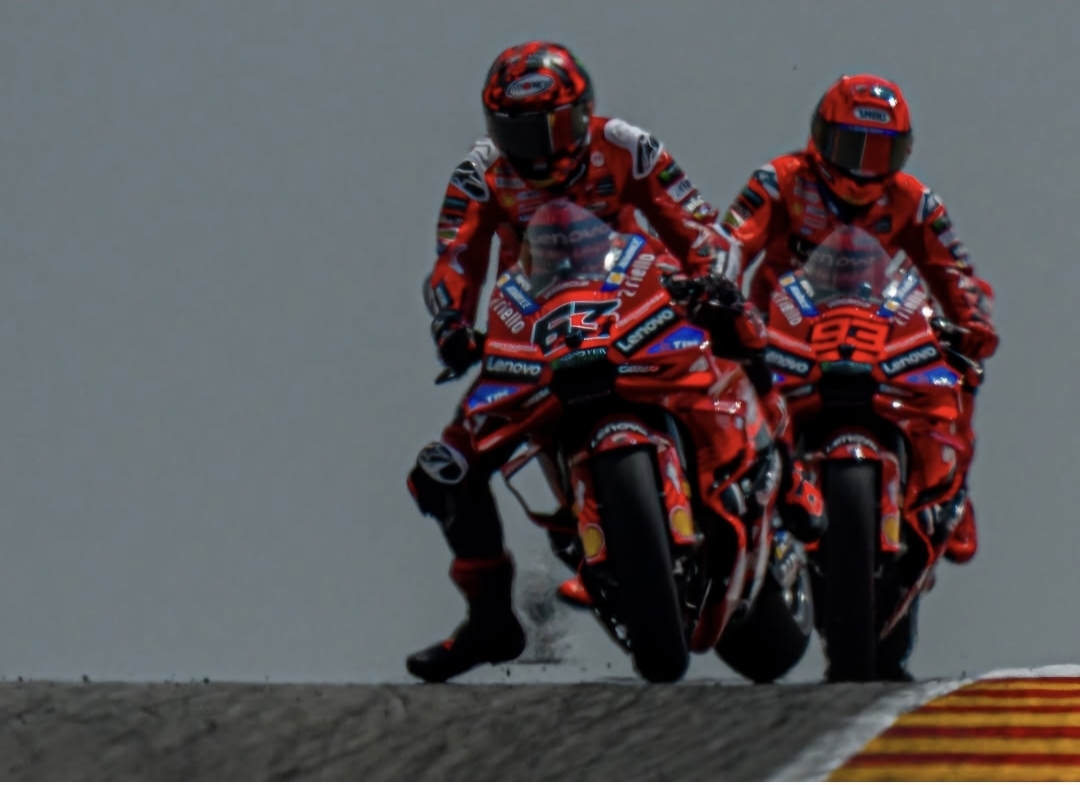 Manajer Ducati, Davide Tardozzi, menyebutkan bahwa Marc Marquez dan Francesco Bagnaia menunjukkan dua respons yang sangat berbeda setelah menjajal fairing anyar. (Foto: instagram)