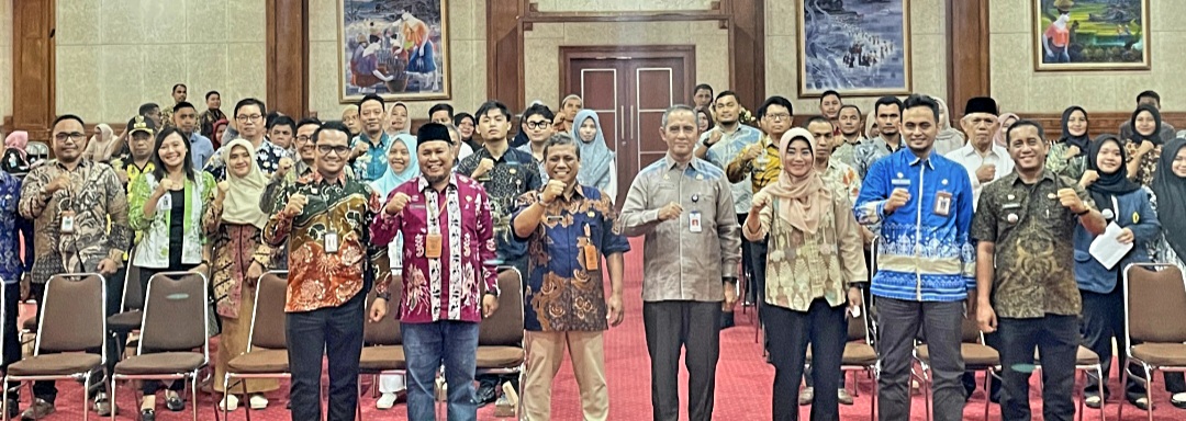 KOLABORASI: Kepala Dinas Koperasi dan UKM NTB Ahmad Masyhuri (empat dari kanan) memimpin rapat pembentukan Koperasi Merah Putih (KMP) di Kota Mataram.