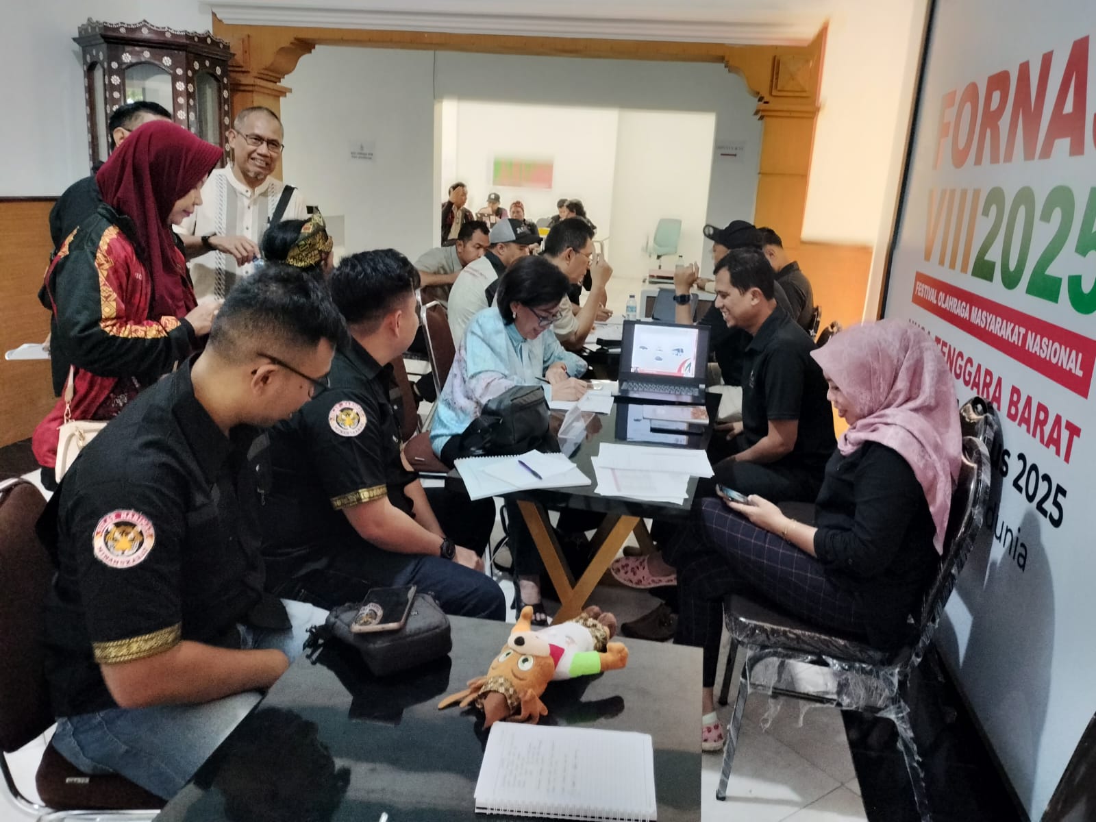 Sejumlah perwakilan Inorga saat berdiskusi dengan Panlak FORNAS VIII di Sekretariat FORNAS
