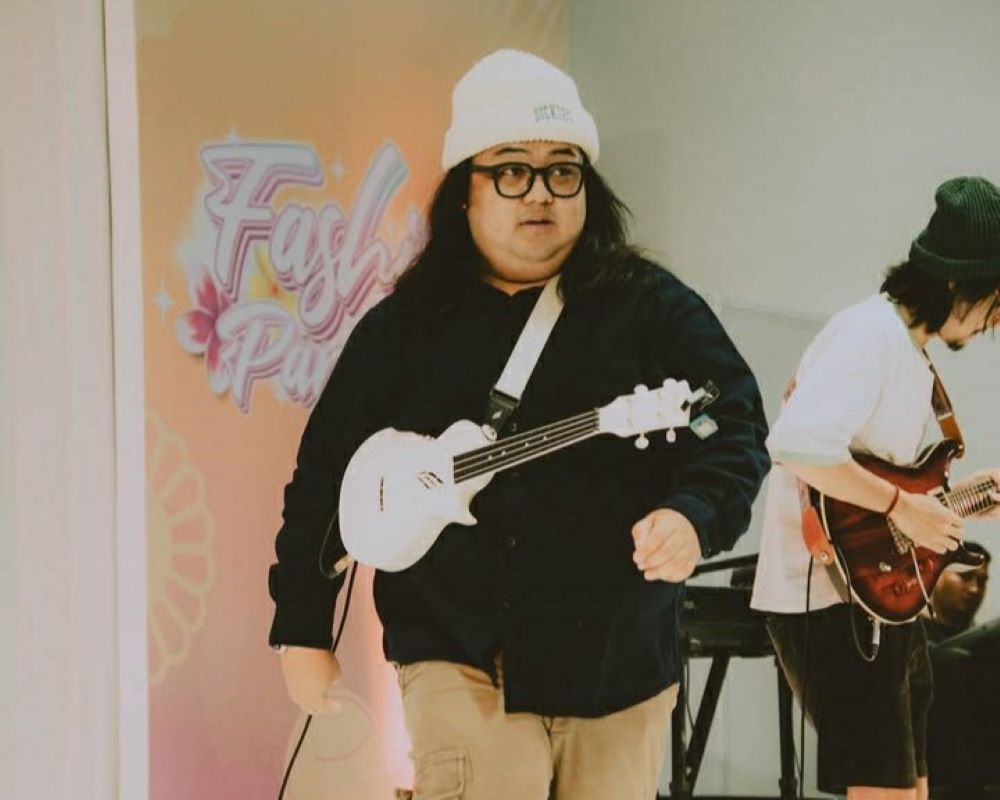 Kabar duka menyelimuti jagat hiburan Tanah Air. Gustiwiw, musisi multitalenta yang akrab dengan dunia komedi, telah berpulang untuk selamanya.