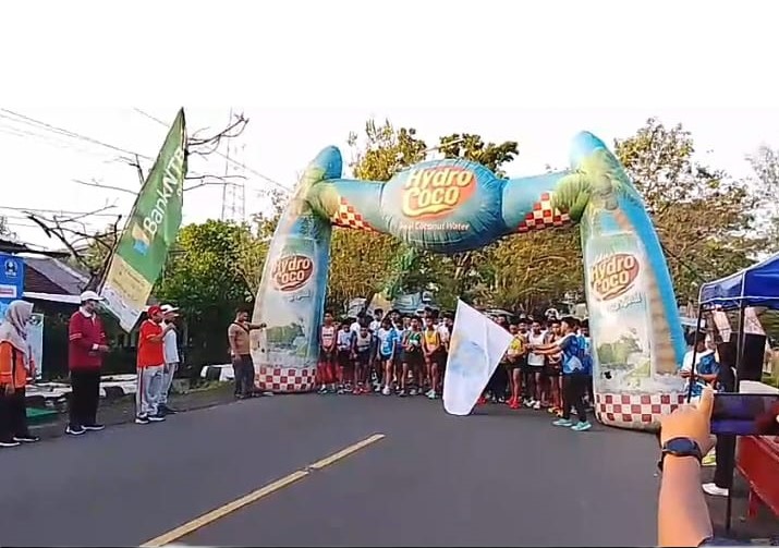 Para peserta Fun Run 5K  saat mengambil start di depan SMAN 1 Gerung, Lombok Barat.