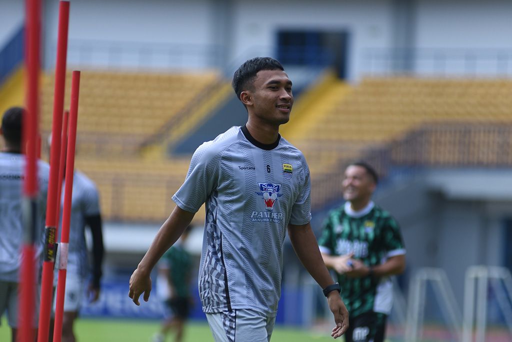 Robi Darwis menjadi salah satu pemain Persib Bandung yang dipanggil mengikuti TC timnas U-23 Indonesia.