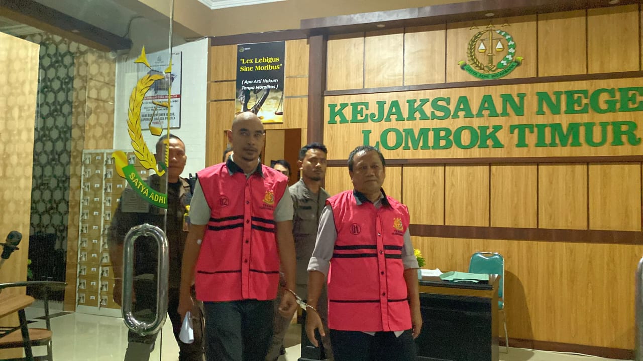 Dua orang tersangka kasus sumur Bor di Dusun Tejong Daya,  Desa Ketangga, Kecamatan  Suela, tahun anggaran 2017 saat di tahan Kejaksaan Negeri (Kejari) Lotim.