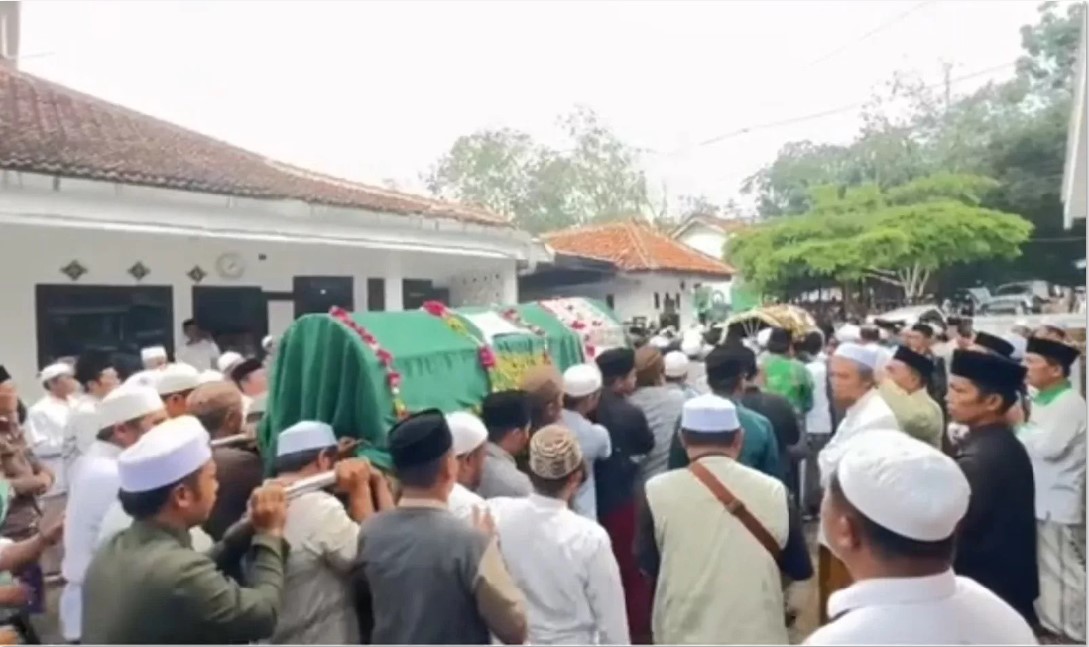 BERDUKA: Wakil Ketua PWNU Jatim KH Taufik Hasyim meninggal dunia bersama istrinya setelah mengalami kecelakaan lalu lintas di jalan Tol Pasuruan-Probolinggo.