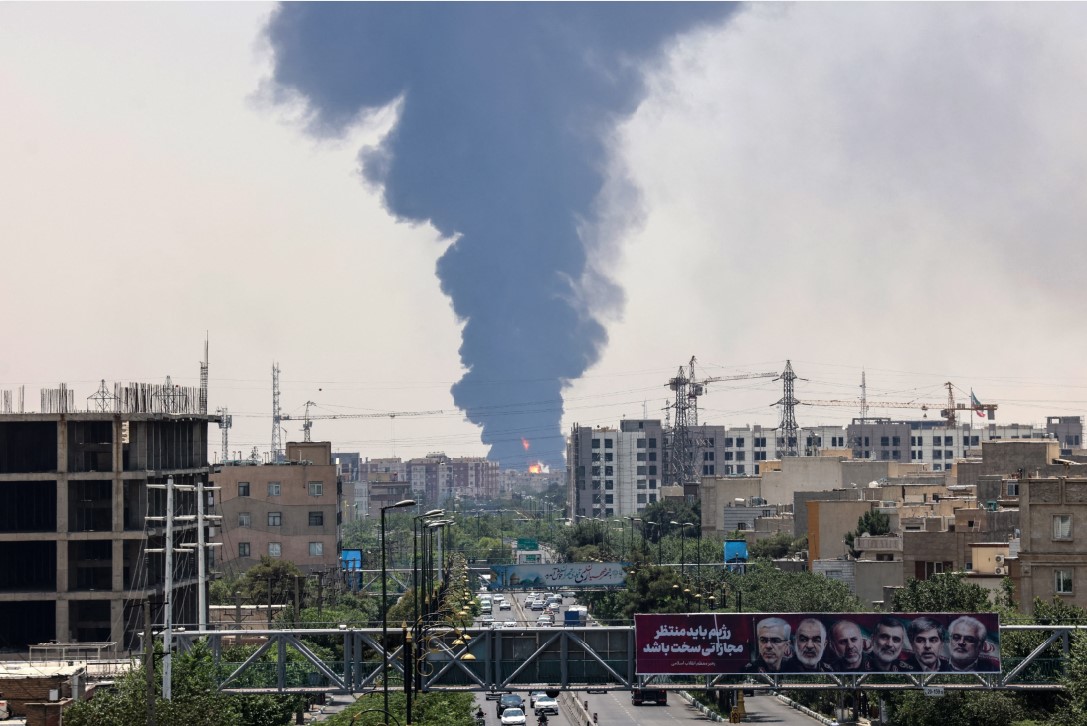 DIBOM ISRAEL: Asap tebal dan api mengepul dari kilang minyak di Teheran setelah terkena serangan Israel pada Sabtu (15/6).