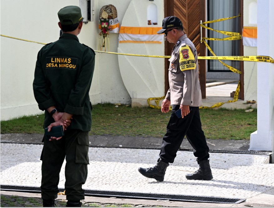 OLAH TKP: Seorang polisi berjalan melewati bagian depan vila, tempat dua warga Australia ditembak di Desa Munggu, Kabupaten Badung, Provinsi Bali, Minggu (15/6). Korban tewas adalah Zivan Radmanovic.