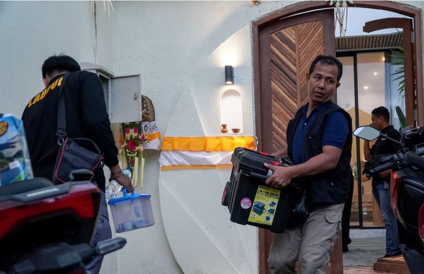 BARANG BUKTI: Polisi melakukan pemeriksaan forensik di lokasi kejadian setelah dua warga negara Australia ditembak di Desa Munggu, Kabupaten Badung, Bali.