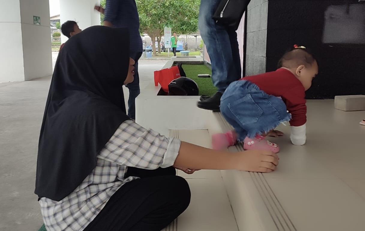 MEMINTA KEADILAN: Arumi Aghnia Azkayra, 1,4 tahun, warga Kabupaten Bima, sedang bermain dengan ibunya saat menjalani rawat jalan di RSUD Provinsi NTB, beberapa waktu lalu.