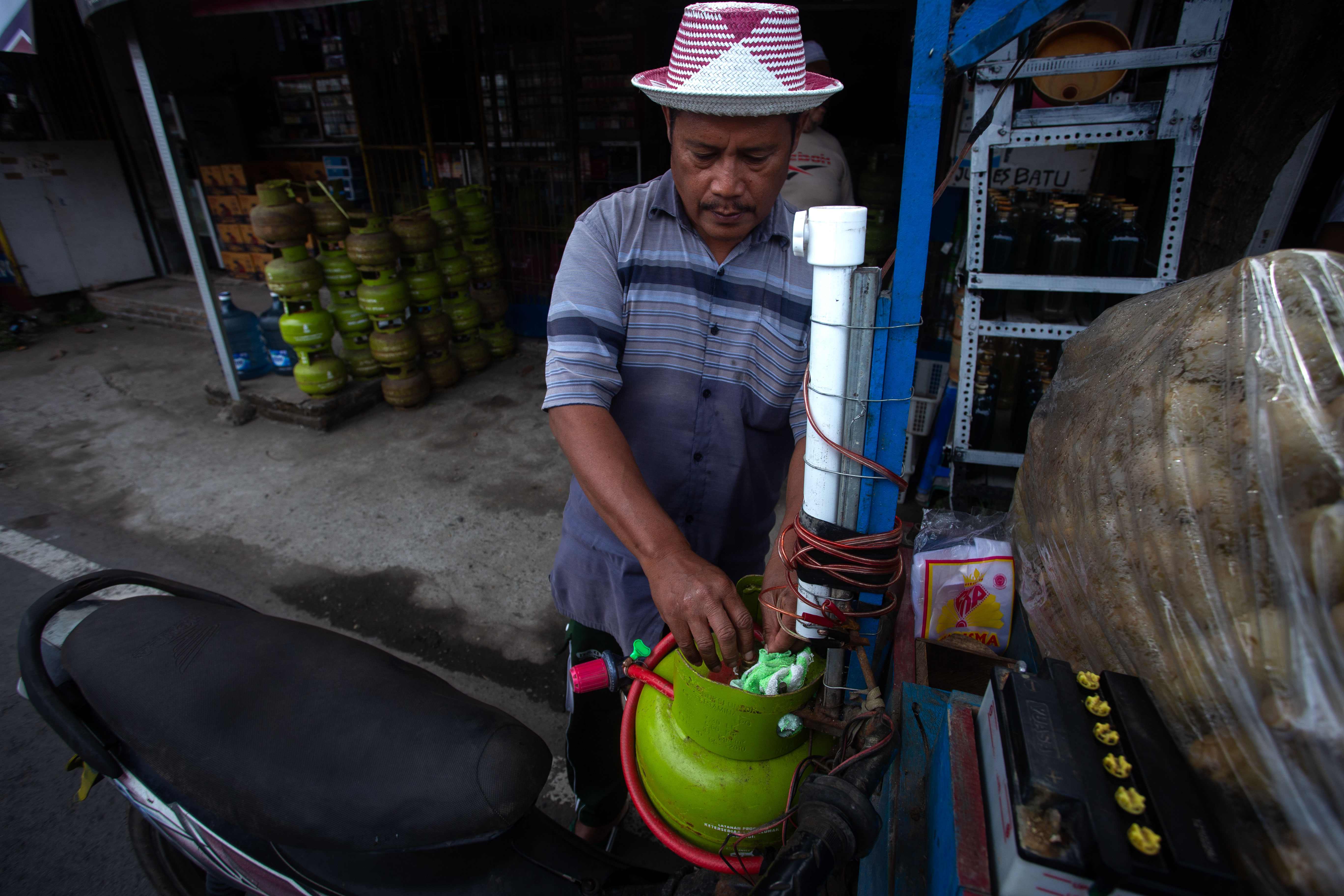 Gas melon yang diperuntukkan bagi masyarakat berpenghasilan rendah, saat ini dikeluhkan karena langka, padahal gas melon ada untuk memenuhi kebutuhan sehari-hari, seperti memasak.