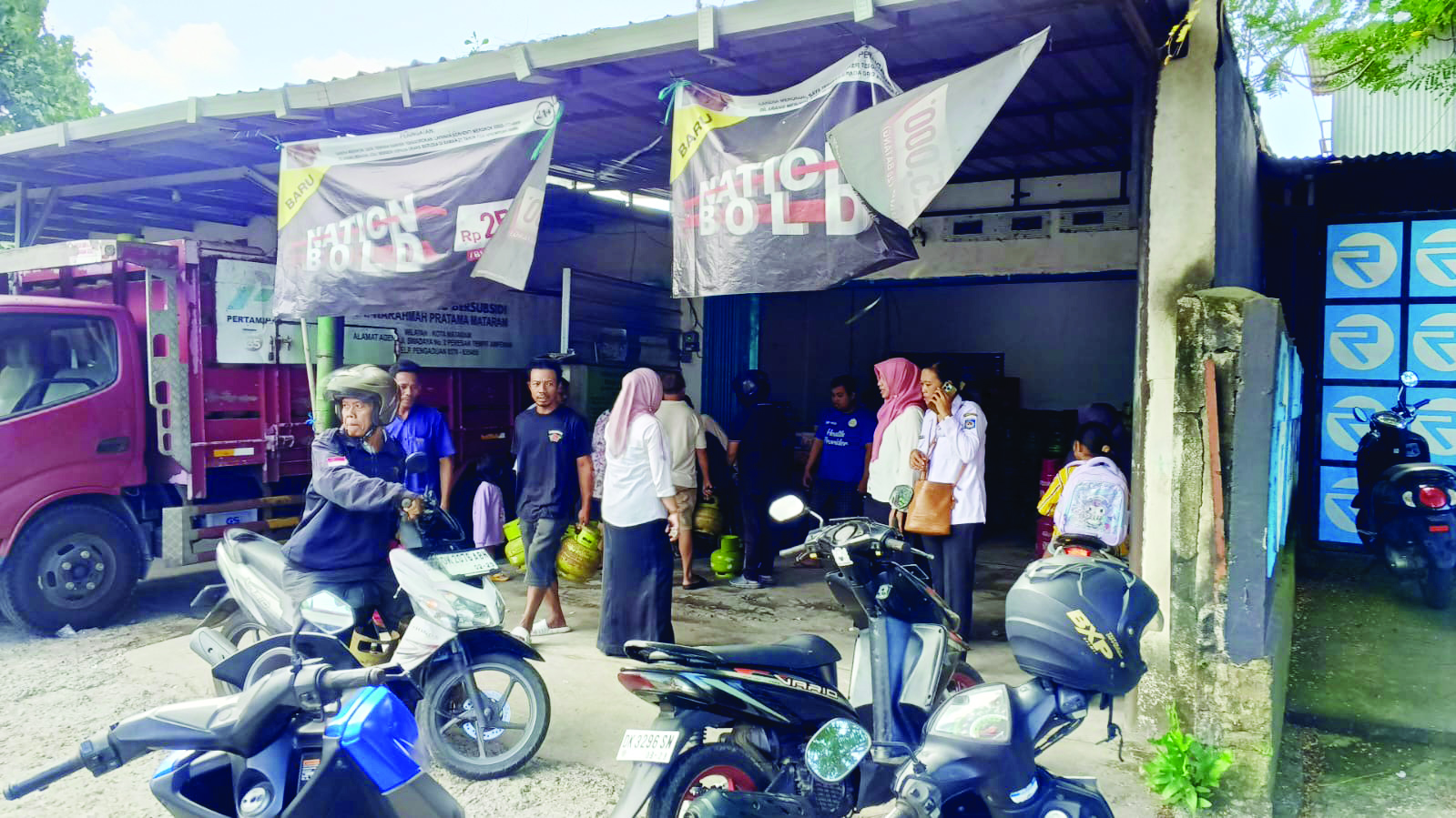 BAHAN PENTING: Warga membeli gas elpiji di salah satu pangkalan di Kota Mataram.