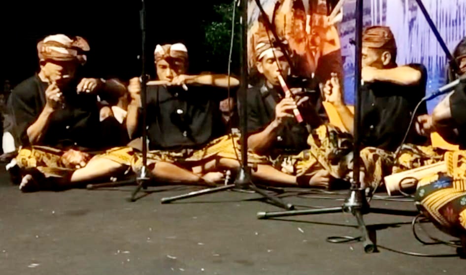 MERIAHKAN CFN: Sejumlah pemain alat musik tradisional Geng Gong saat tampil di acara CFN, Sabtu (14/6).