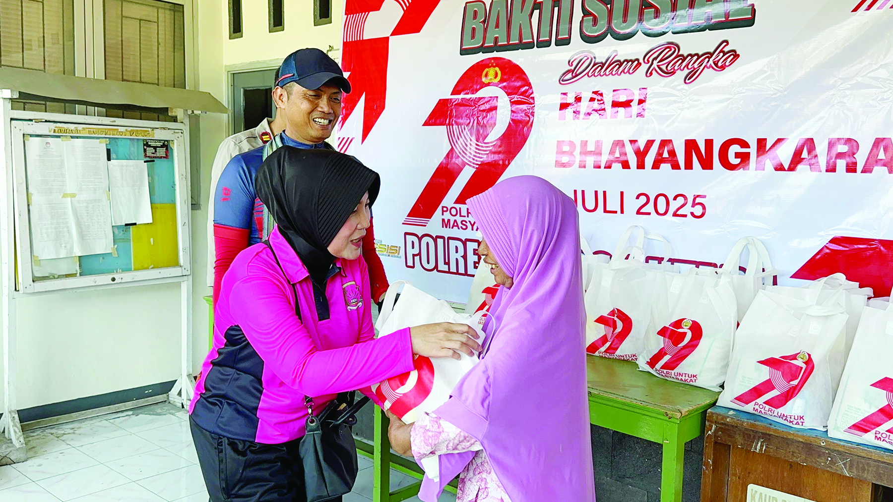 BAKSOS: Kapolres Lombok Utara AKBP Agus Puwanta bersama Ketua Bhayangkari Cabang Ny Heny Agus Puwanta memberikan paket sembako kepada seorang lansia di kantor desa Tanjung, Sabtu