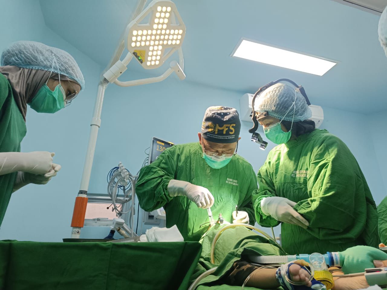 PEDULI: Tim medis Yayasan Pembina Penderita Celah Bibir dan Langit-Langit (YPPCBL) Bandung saat melakukan baksos operasi bibir sumbing, celah langit-langit dan celah wajah lainnya di di RS Bhayangkara