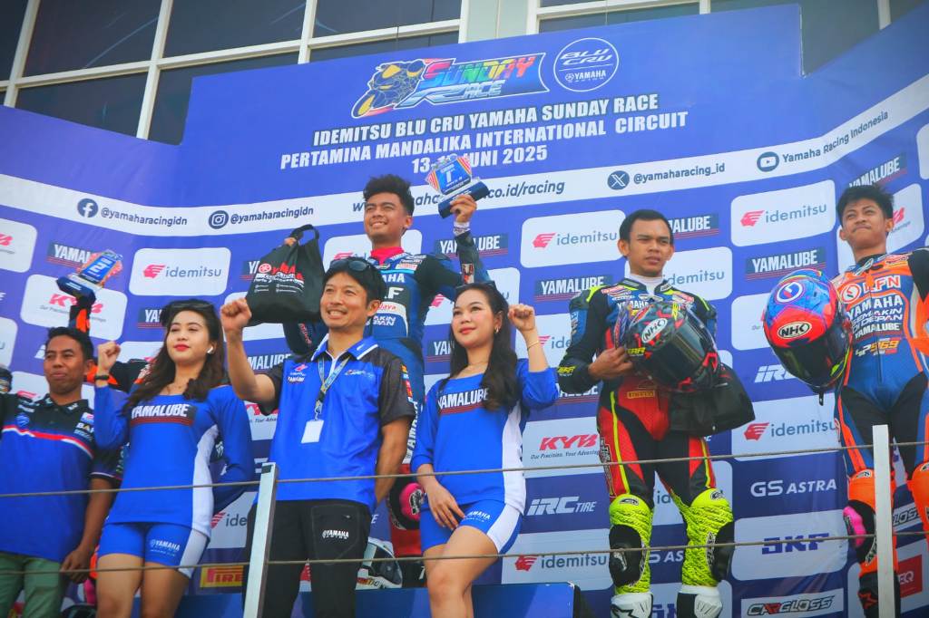 JUARA: Pembalap NTB Aldiaz Aqsal Ismaya berhasil menjadi juara pada race kedua kelas R15 Profesional ajang Yamaha Sunday Race di Sirkuit Internasional Mandalika, Loteng, Minggu (15/6).