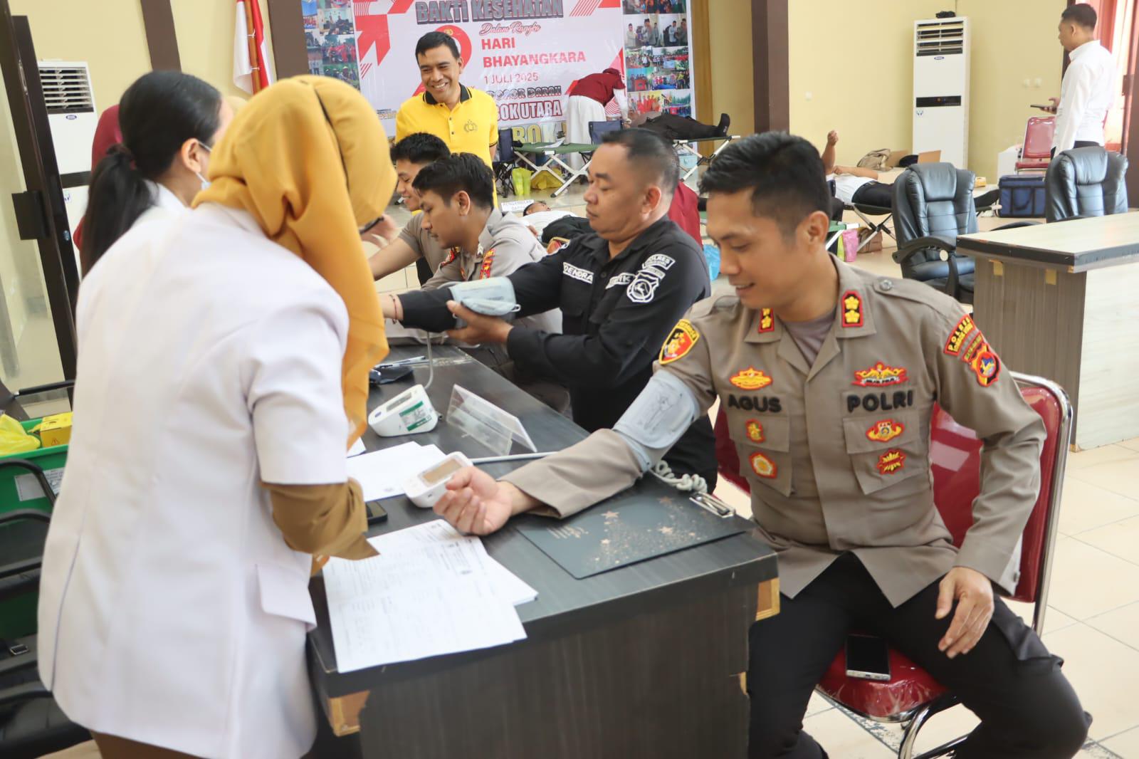 Kapolres Lombok Utara AKBP Agus Purwanta (kanan) mengikuti skrining sebelum melakukan donor darah.