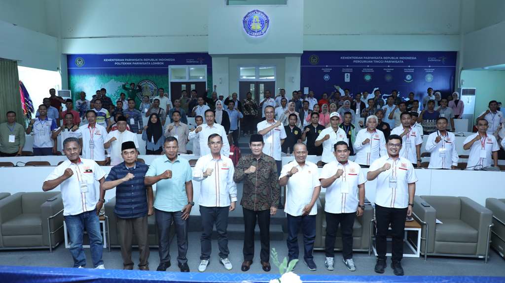 TARGET JUARA: Wakil Bupati Loteng HM Nursiah (tengah) bersama jajaran KONI Loteng saat menghadiri Rakerkab KONI Loteng di Amphitheater Poltekpar Lombok, Sabtu (14/6).
