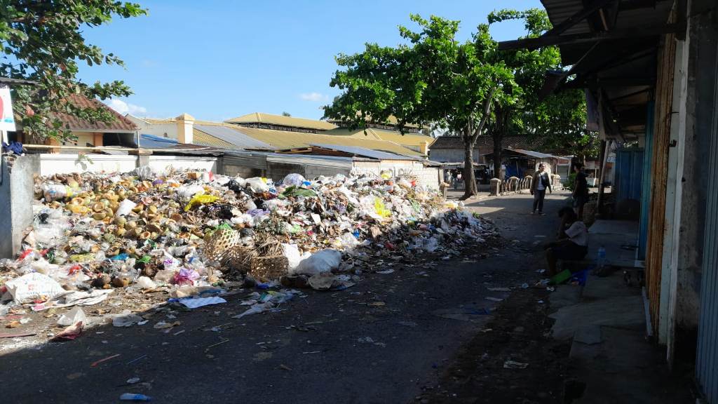 MENUMPUK: Tumpukan sampah di samping Pasar Narmada dikeluhkan masyarakat karena dibiarkan menumpuk berhari-hari.