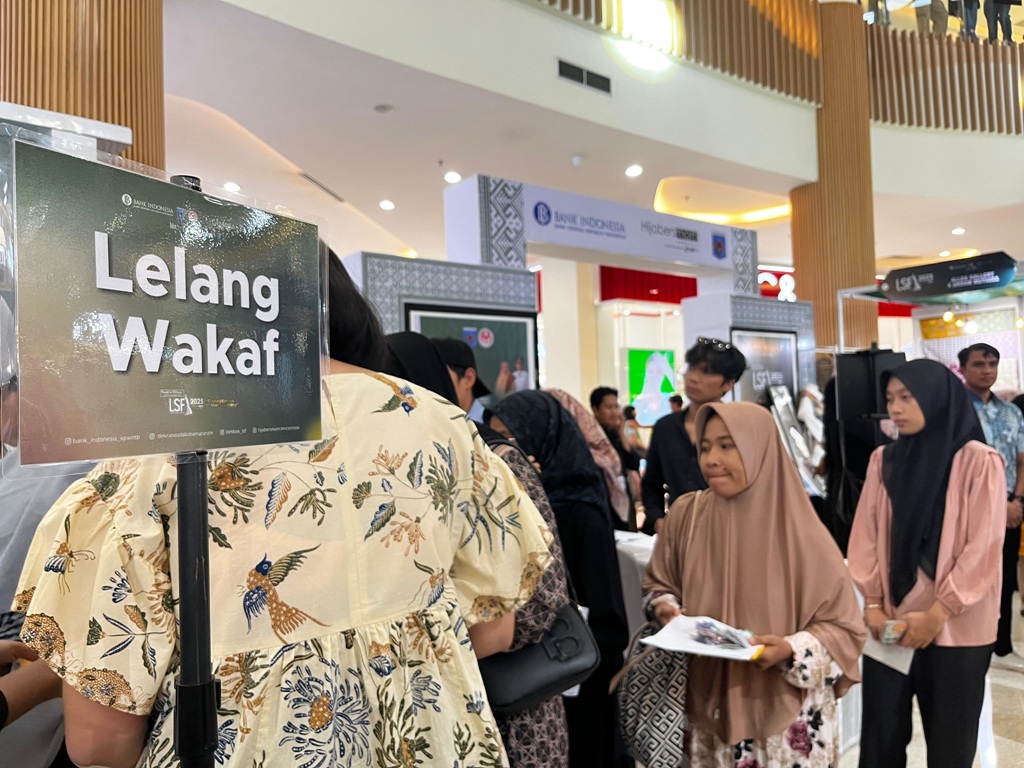 KEUANGAN SYARIAH: Antrean masyarakat yang mengikuti kegiatan lelang wakaf di kegiatan Lombok Shariah Festival (LSF) 2025 di atrium Lombok Epicentrum Mall, belum lama ini.