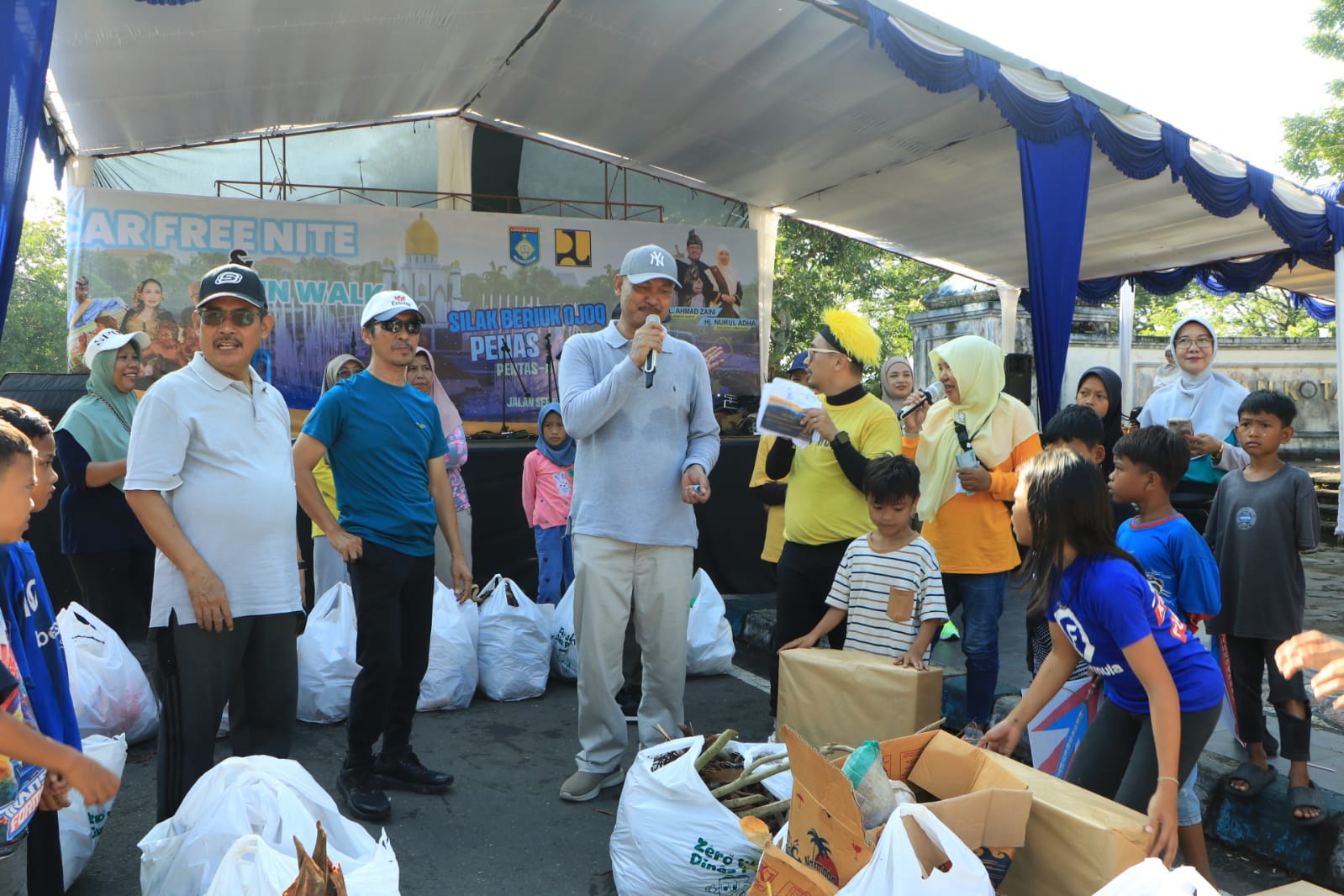 Kepala Dinas PUTR Lobar Ahad Legiarto saat mengedukasi warga masalah sampah.
