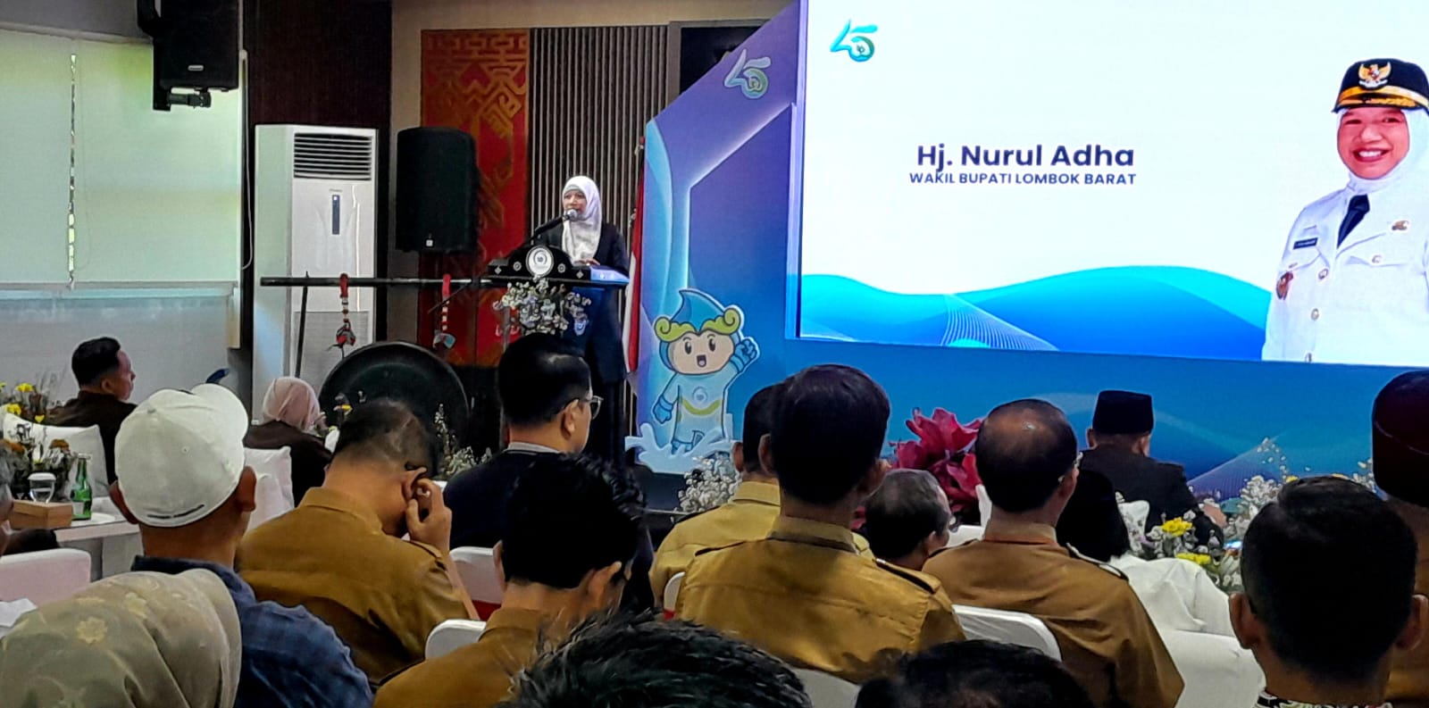 BERI SAMBUTAN: Wakil Bupati Lombok Barat Hj Nurul Adha saat menyampaikan sambutan dalam perayaan HUT ke-45 PT AMGM, Senin (16/6).