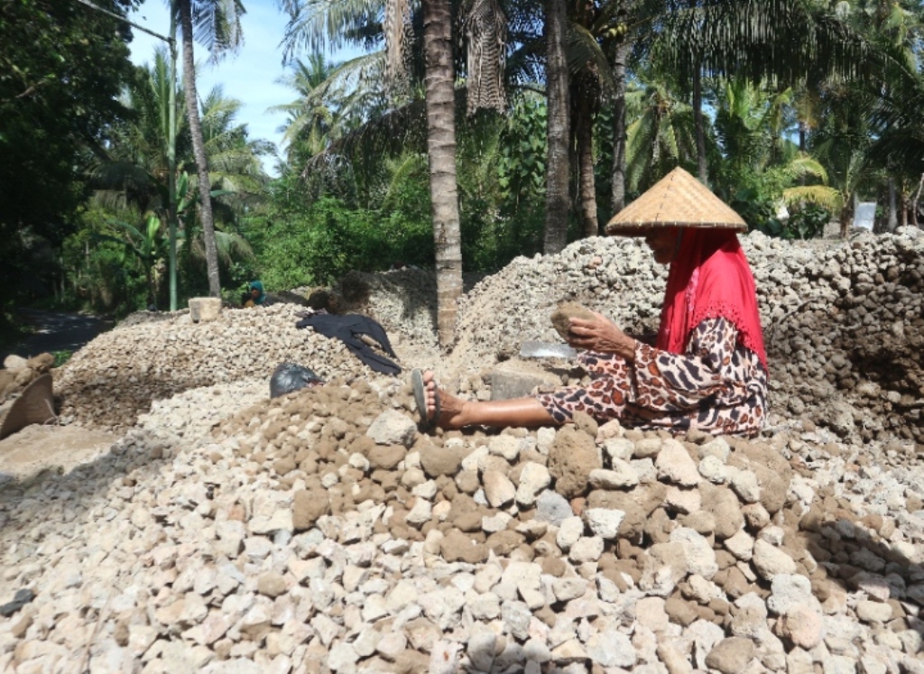 KERJA KERAS: Sahram memecah batu di Kelurahan Ijo Balit, Kecamatan Labuhan Haji, Lombok Timur, Minggu (15/6).