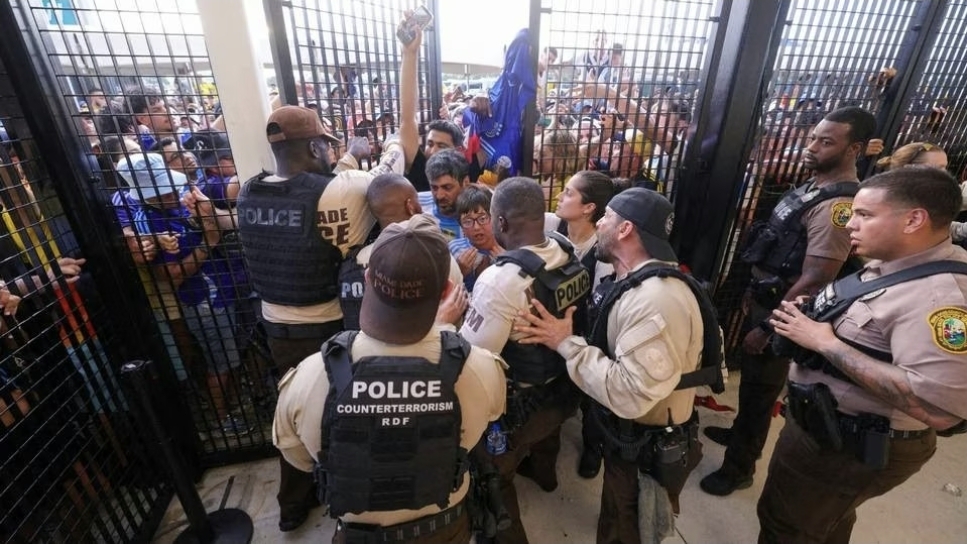 Petugas dari ICE (Immigration and Customs Enforcement) dan CBP (Customs and Border Protection) tampak berjaga ketat di berbagai titik stadion. (istimewa)
