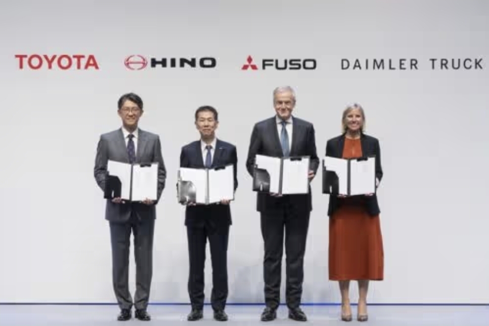 Merger Hino dan Fuso ini diumumkan melalui kesepakatan definitif yang ditandatangani pada Jumat (14/6). (istimewa)