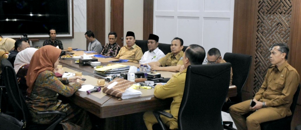 KOLABORATIF: Gubernur NTB Lalu Muhamad Iqbal memimpin rapat koordinasi, Senin (16/6). Ini untuk mencegah terjadinya kasus kekerasan seksual pada perempuan dsn anak.