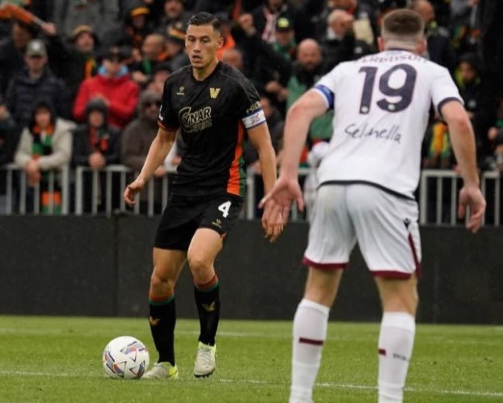 Pemain bertahan Timnas Indonesia Jay Idzes kembali menjadi sorotan. Bek yang menjadi pemain pilar klub Italia, Venezia ini meramaikan bursa transfer 2025.