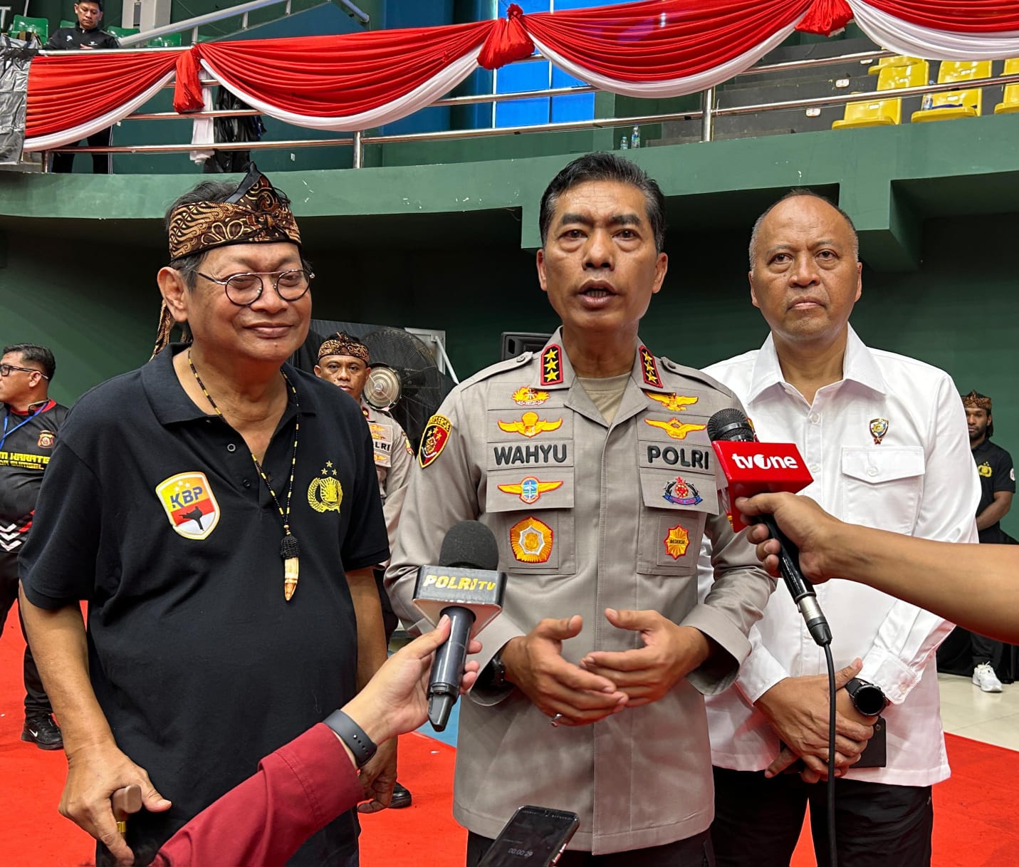 Kabareskrim Polri Komjen Pol Wahyu Widada (tengah) mengapresiasi kejuaraan karate Kapolri Cup 2025 yang diikuti karateka terbaik dari seluruh Polda se-Indonesia.