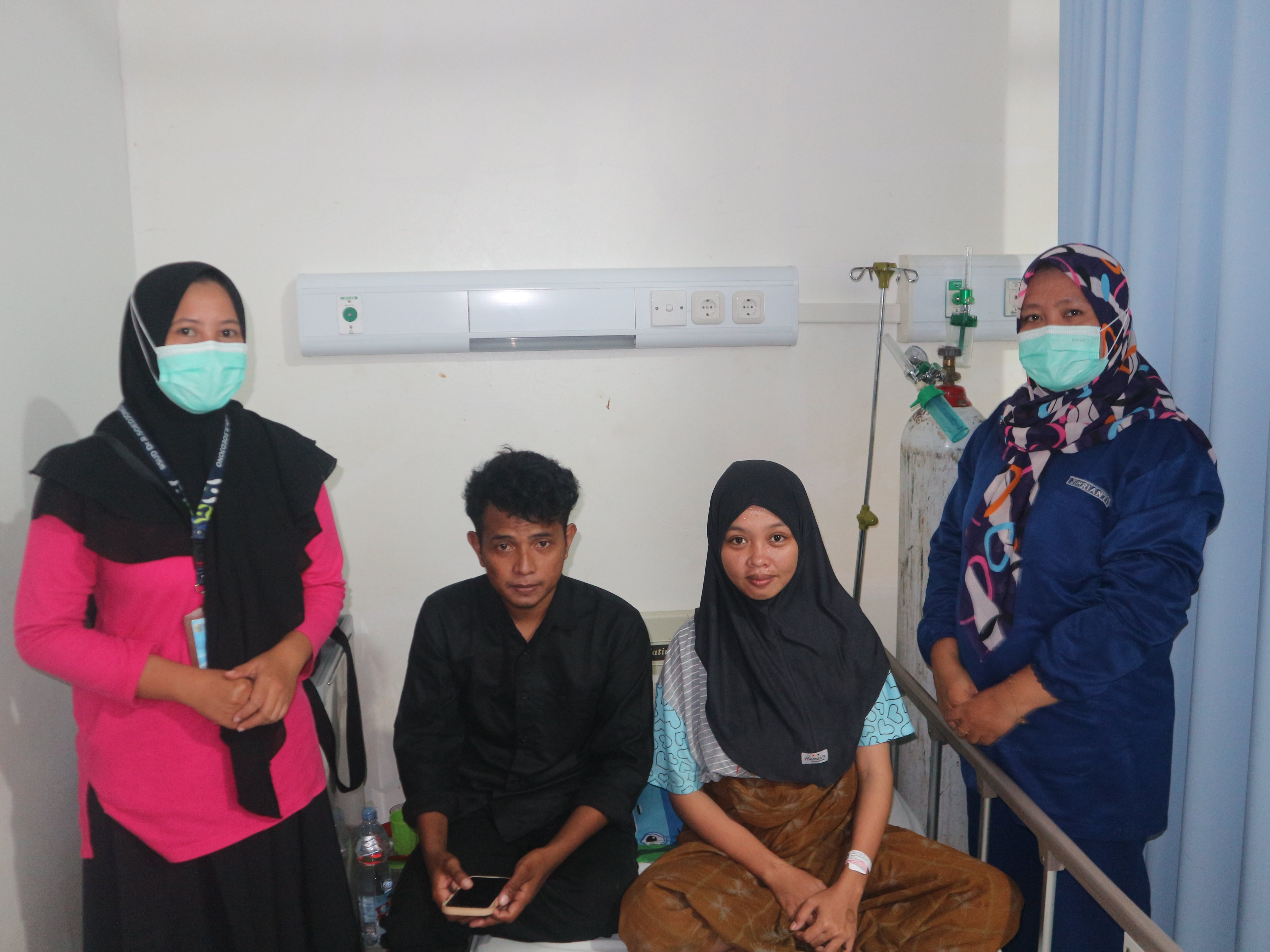 Dua orang tenaga kesehatan RSUD dr Soedjono Selong saat mendampingi salah satu pasien yang dirujuk dari puskesmas kepulauan Pangkep Sulawesi Selatan, Minggu (15/6).