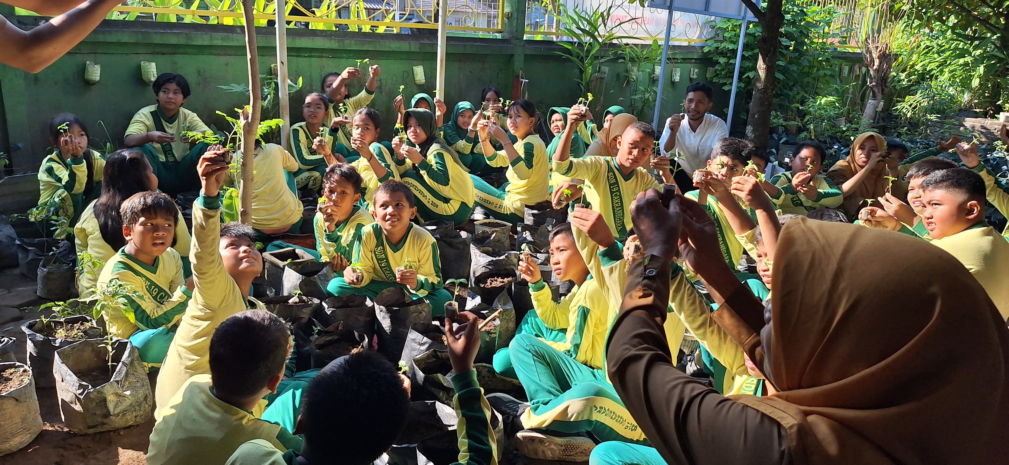 Para murid SDN 19 Cakranegara menanam cabai pada Gerakan Tanam Cabai dicanangkan Pemkot Mataram di halaman sekolah setempat, Senin (16/6).