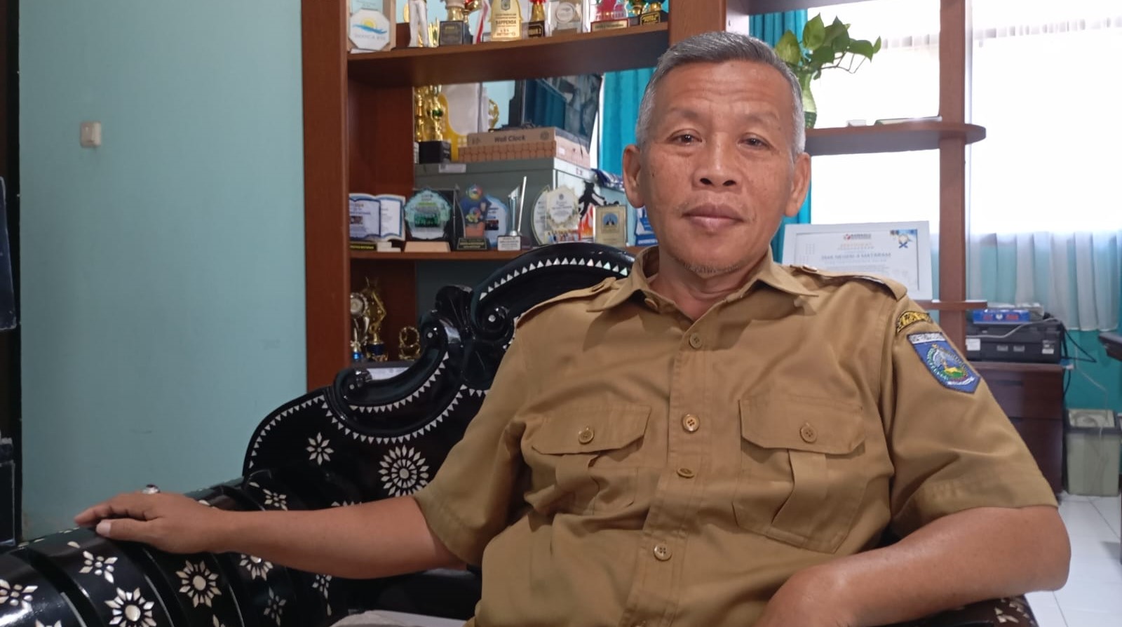 Kepala SMAN 4 Mataram H Jauhari Khalid
